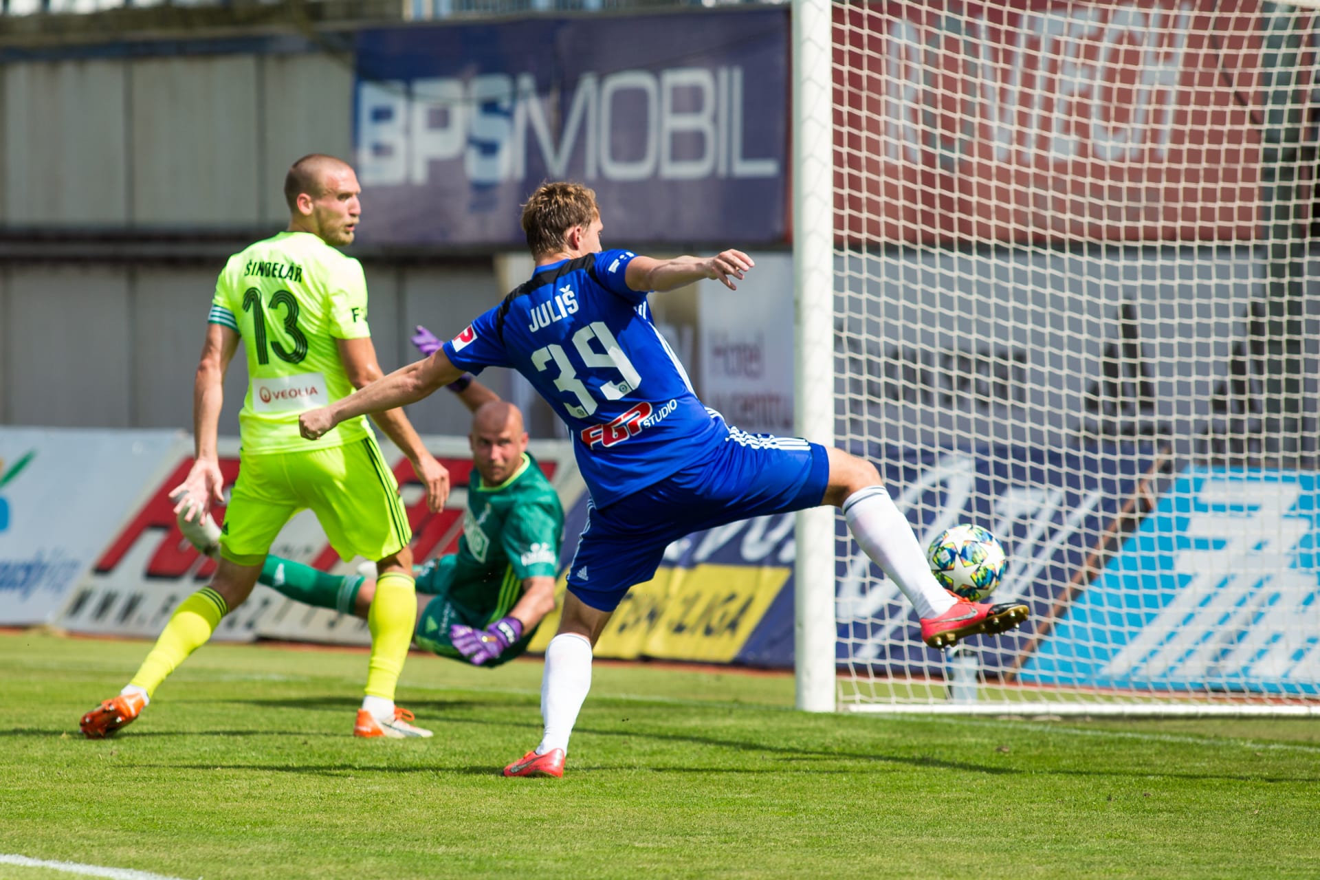 Lukáš Juliš z Olomouce střílí branku Karviné ve 3. kole nadstavby první fotbalové ligy.