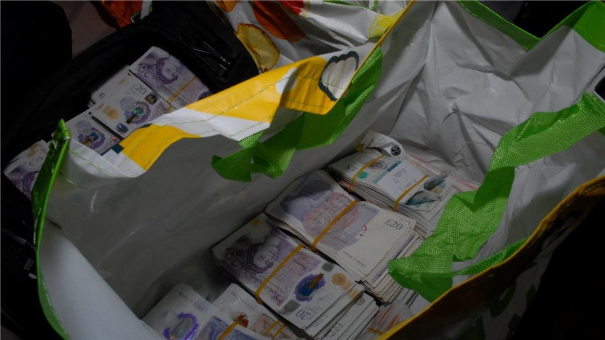 Peníze, které zabavili britští policisté při razii poté, co Evropská policie prolomila šifrovanou komunikaci zločinců. 