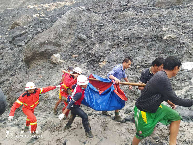 Záchranné práce po sesuvu v nefritovém dole v Myanmaru.