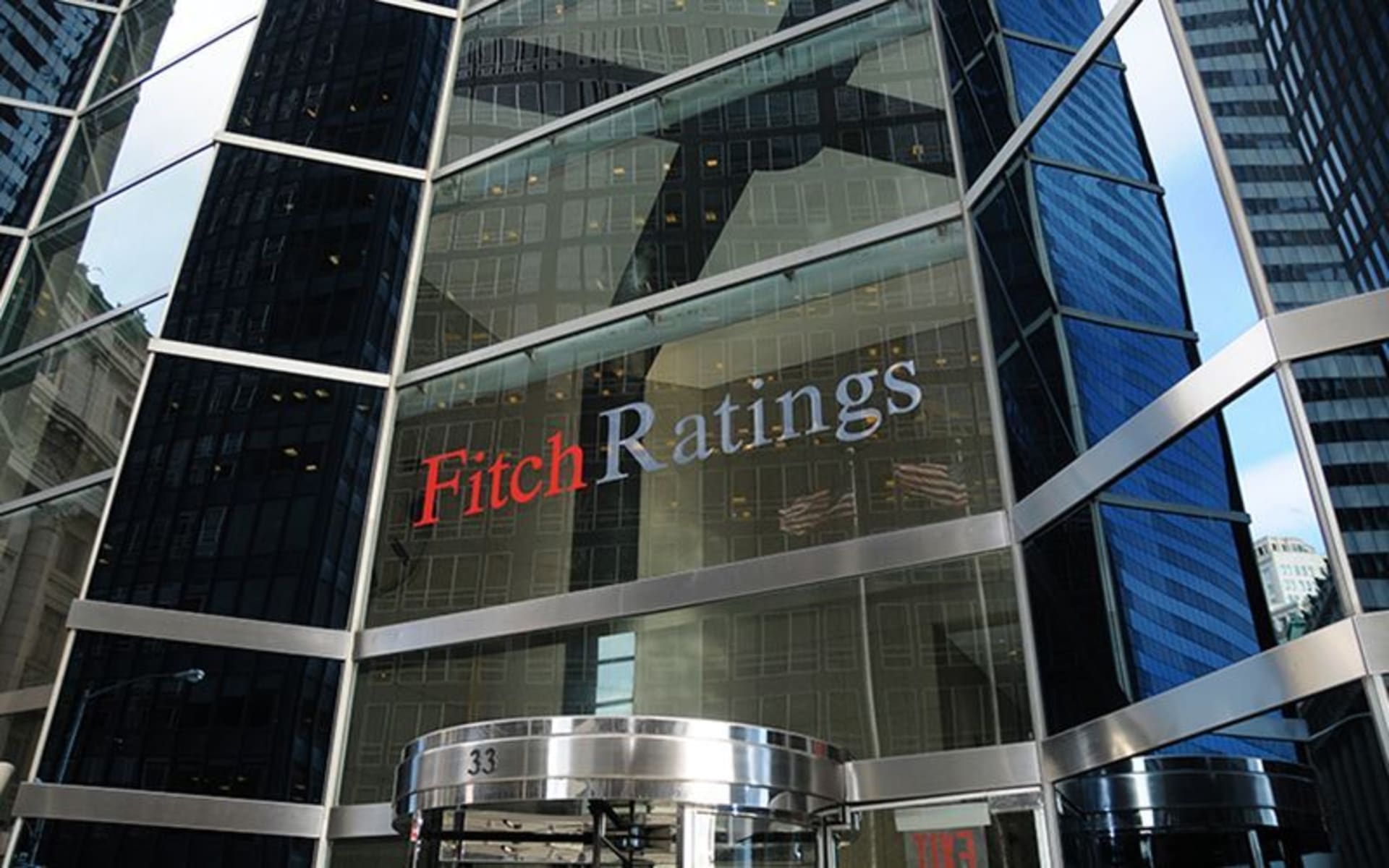 Mezinárodní ratingová agentura Fitch Ratings v prvním pololetí zhoršila rekordní počet státních ratingů. 