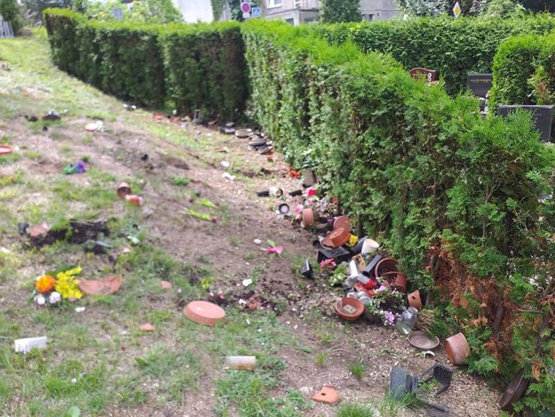 Vandalismus na libereckém hřbitově by mohl souviset s fotbalovými zápasy.