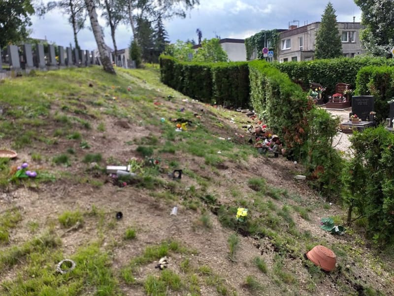 Vandalové na hřbitově u krematoria v Liberci řádili.