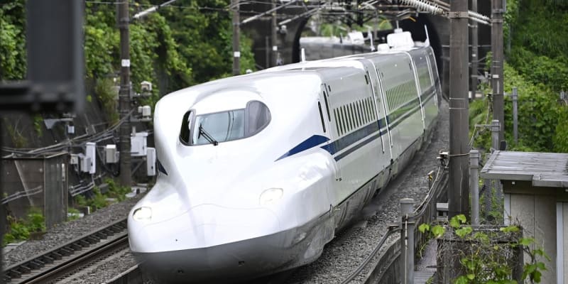 Nový rychlovlak N700S vyjíždí z tunelu nedaleko japonské metropole Tokia.