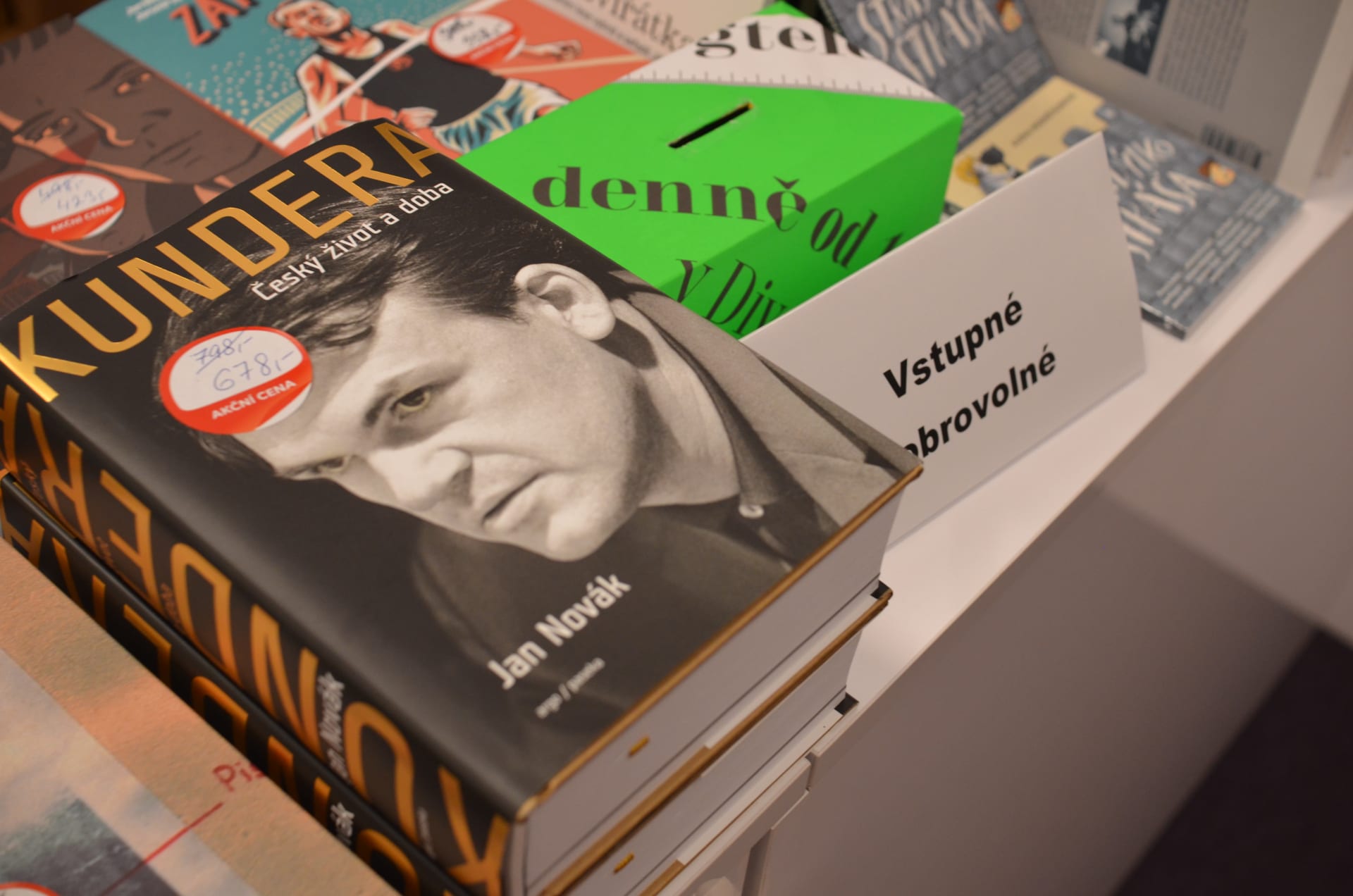 Kniha Jana Nováka o Milanu Kunderovi ve festivalovém knihkupectví