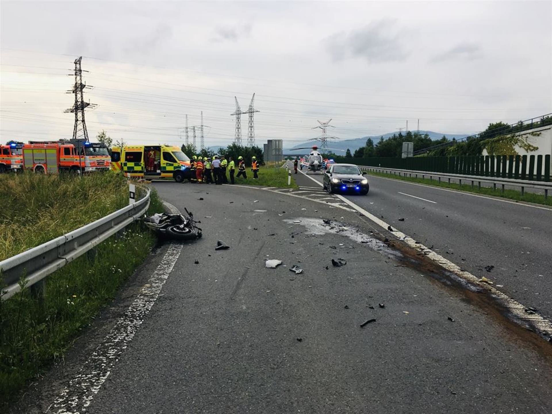 Motorkář při sjezdu z dálnice D48 najel zřejmě do protisměru, kde se střetl s dvěma auty.