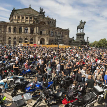 Motorkáři protestovali proti návrhům na omezení povolené hladiny hlučnosti motocyklů i před budovou opery v Drážďanech (Zdroj: AP)