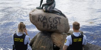 Rasistická ryba: Vandalové pokryli sochu Malé mořské víly v Kodani nápisy