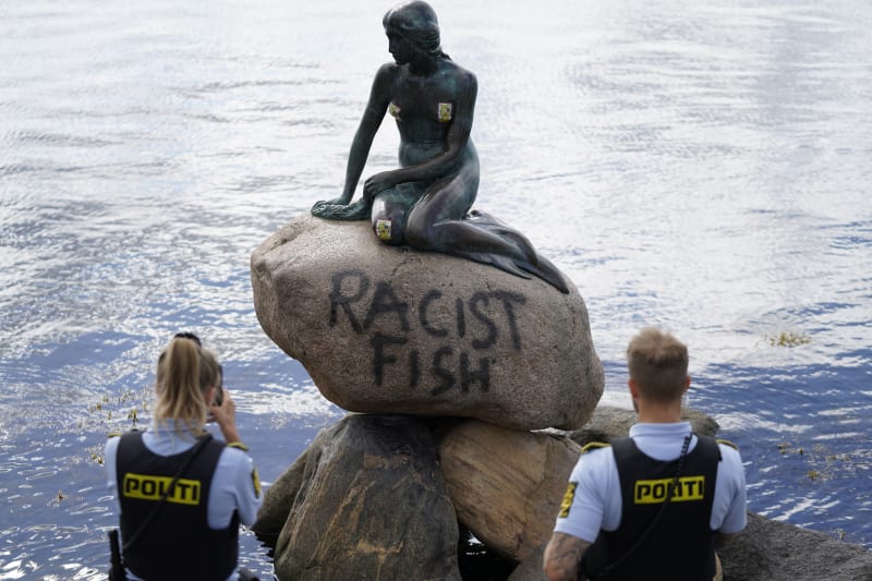 Vandalové poškodili sochu Malé mořské víly v Kodani.