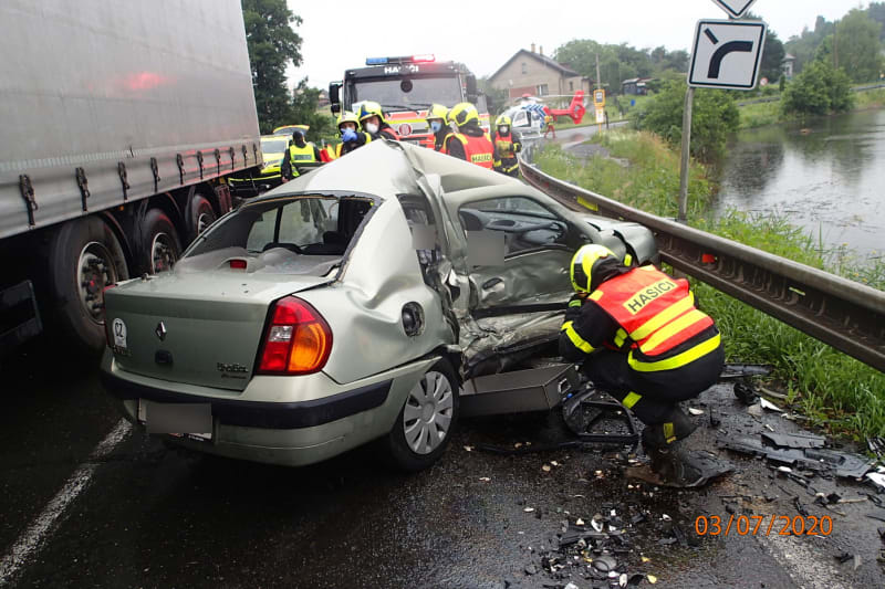 Při čelní srážce dvou osobních aut v Rychvaldu na Karvinsku zemřela devětašedesátiletá žena.