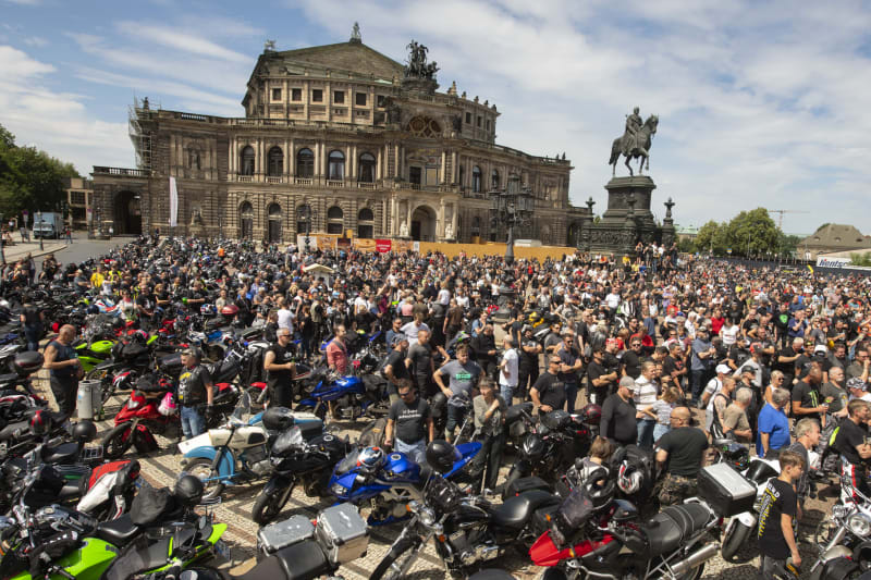 Protesty motorkářů se konaly napříč Německem, zde je shromáždění před budovou drážďanské opery. 