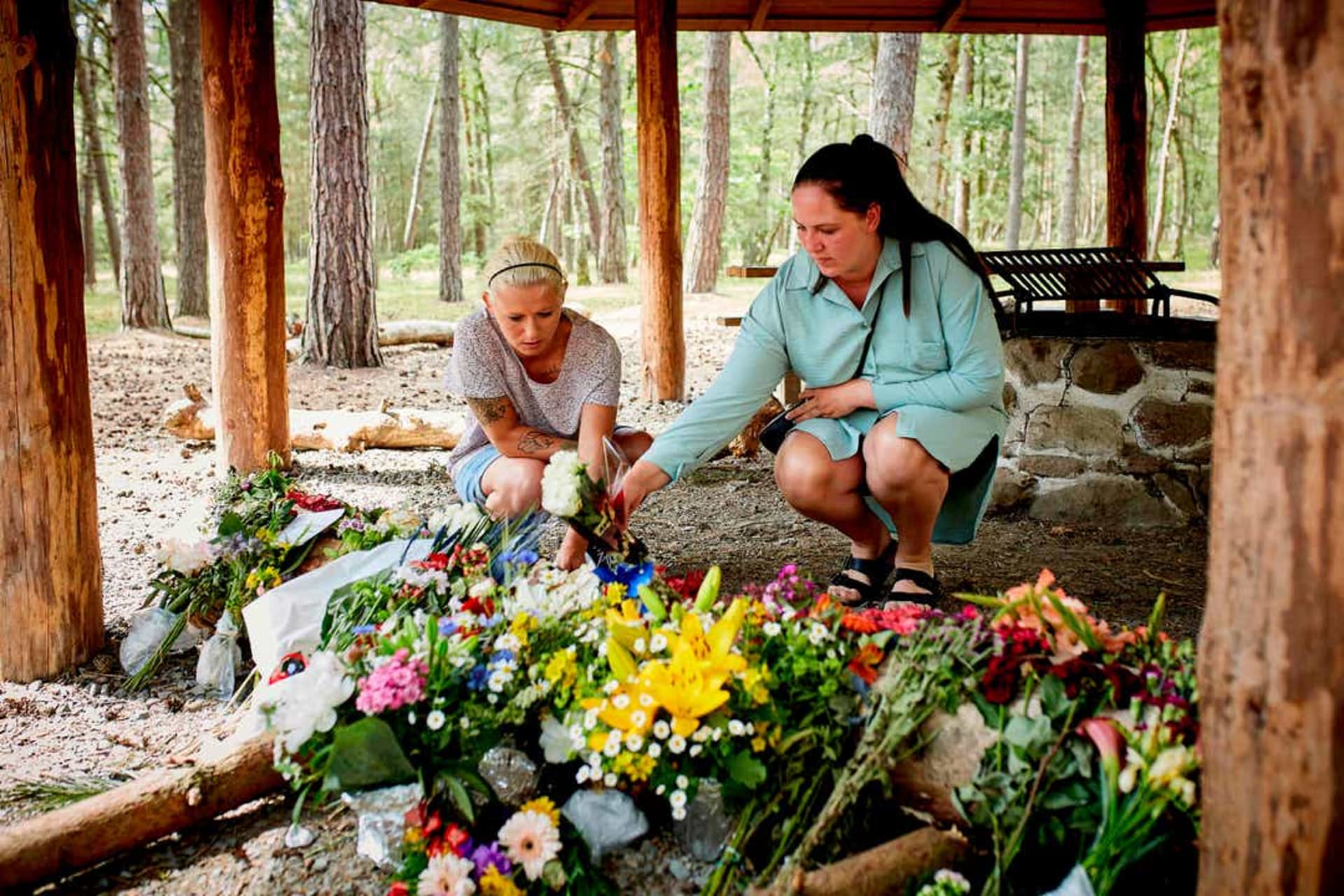 Lidé nosí květiny na místo, kde byl muž zavražděn. (Foto: Pelle Rink, Ritzau Scanpix)