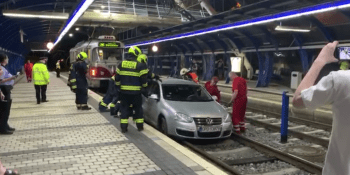 Nehoda jako ze sitcomu. Opilý polský řidič sjel v Praze do tunelu pro tramvaje