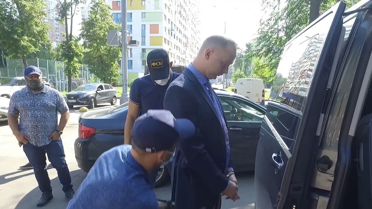 Agenti ruské tajné služby FSB zatkli v úterý v Moskvě Ivana Safronova (vpravo), poradce generálního ředitele vesmírné agentury Roskosmos Dmitrije Rogozina, kvůli podezření ze špionáže.