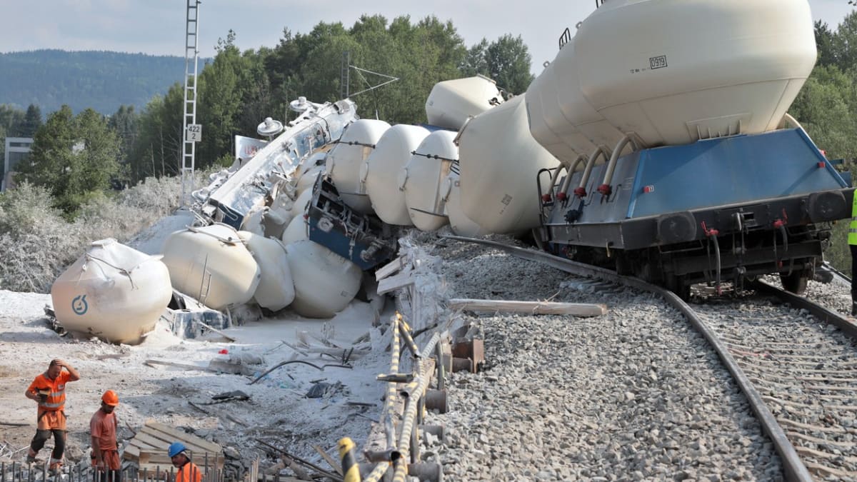 Vykolejený vlak převážející vápenec vykolejil u Chodové Plané 28. července 2019. Vznikla škoda ve výši 28 milionů korun.