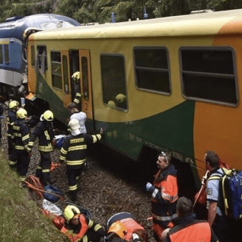 Nejméně dva mrtvé a dvě až tři desítky zraněných, některé vážně, si v úterý vyžádala čelní srážka dvou osobních vlaků U Perninku na Karlovarsku.