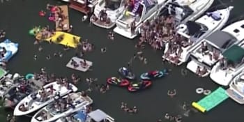 Stovky lidí slavily na jezeře v Minnesotě. Pandemií si nikdo hlavu nelámal