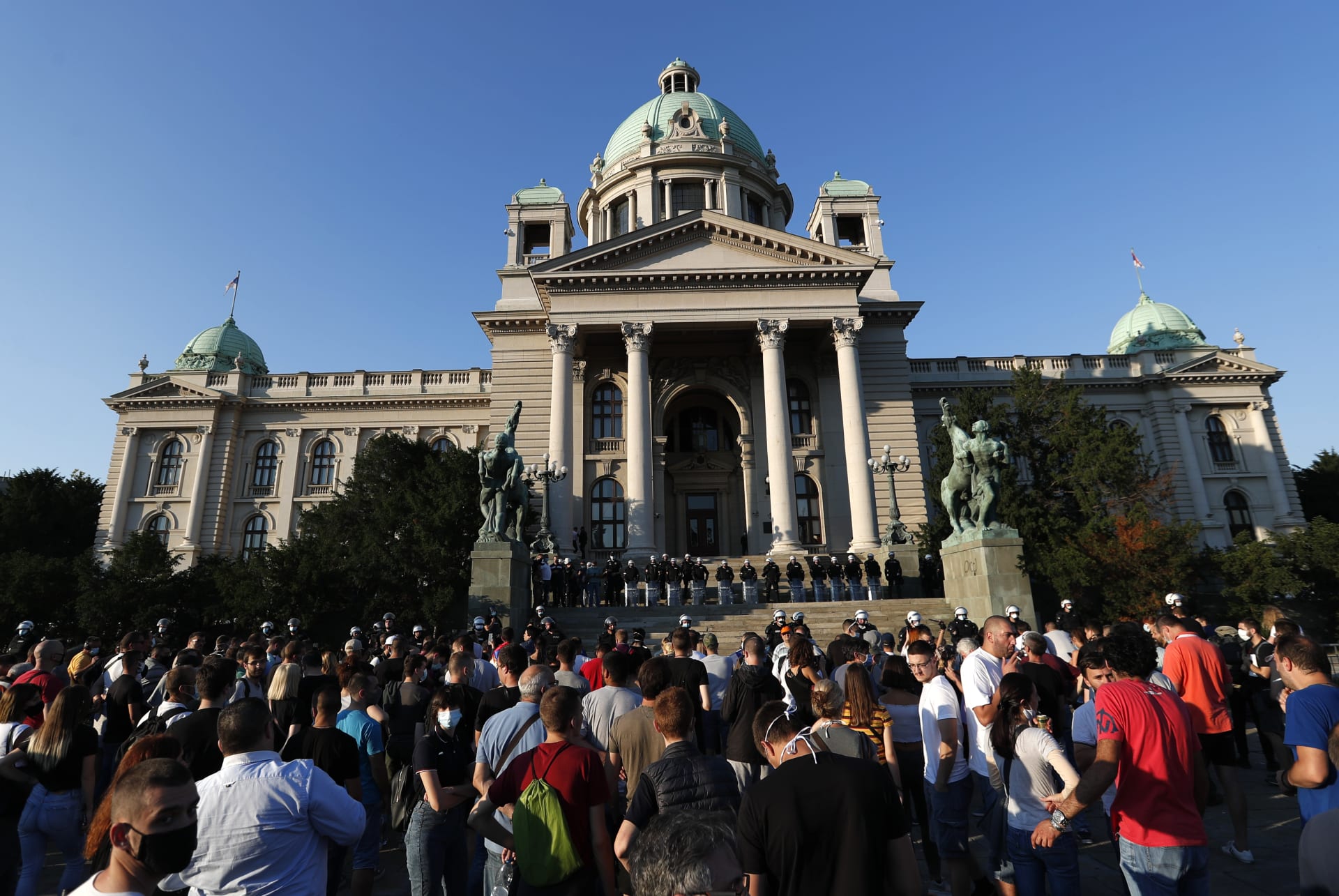 Demonstranti v Bělehradě opět zaplnili prostranství před budovou parlamentu