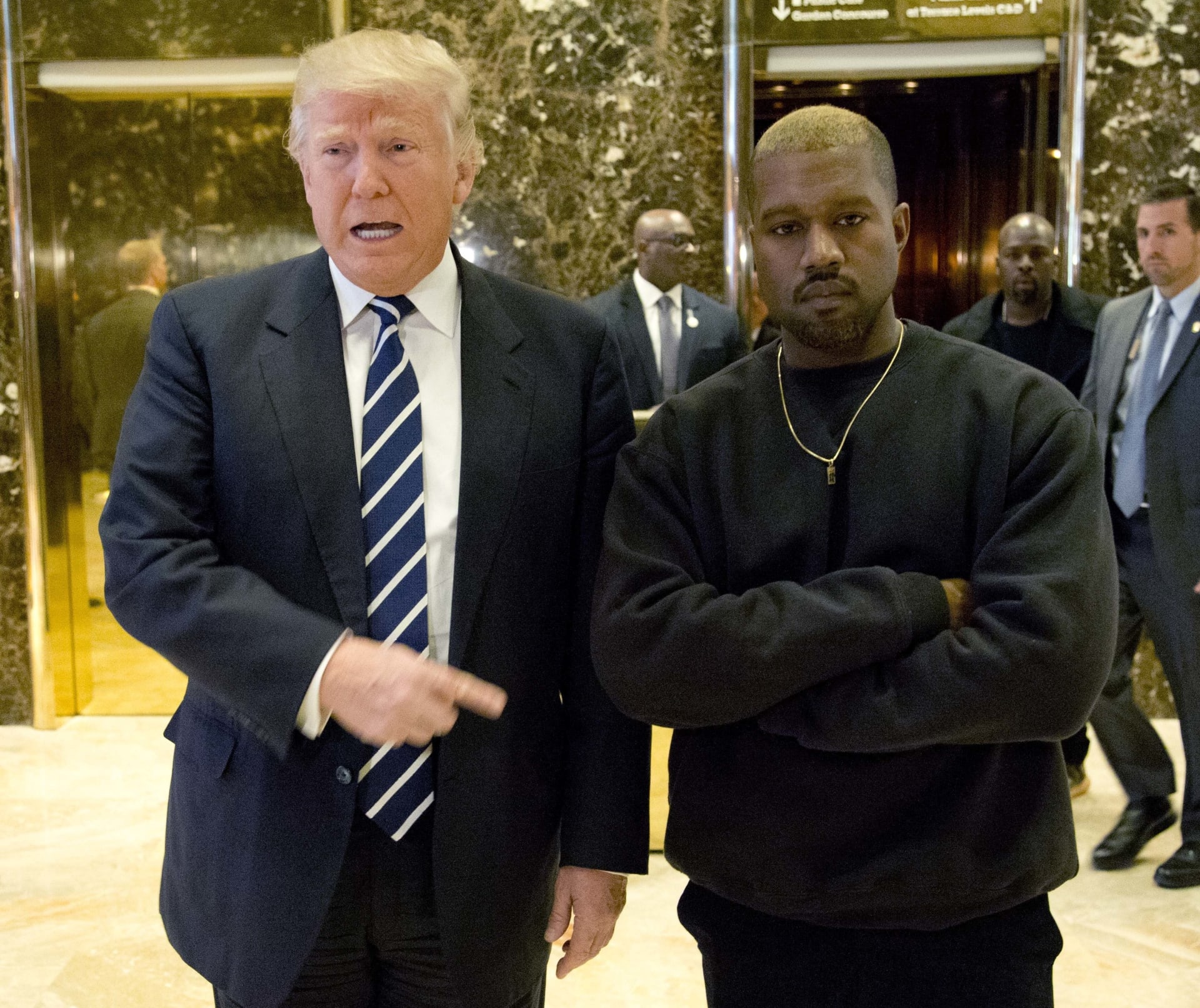 Donald Trump a Kanye West pózují při fotografování v hale mrakodrapu Trump Tower v New Yorku v prosinci 2013. Pro letošní listopadové prezidentské volby v USA by se z nich mohli stát protivníci.