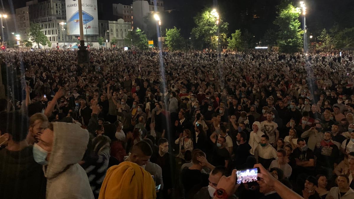 V Bělehradě kvůli zákazu vycházení demonstrovaly tisíce lidí