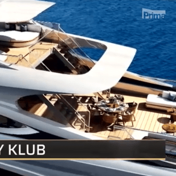 Luxusní jachta je plovoucí party klub.