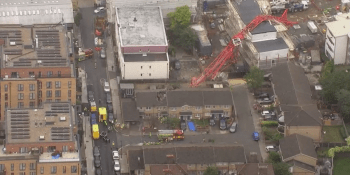 V Londýně se zřítil jeřáb na obytné domy. Jeden člověk zemřel, další jsou zraněni