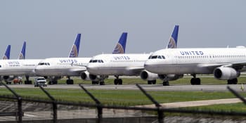 Americká letecká společnost United varuje, že propustí polovinu personálu