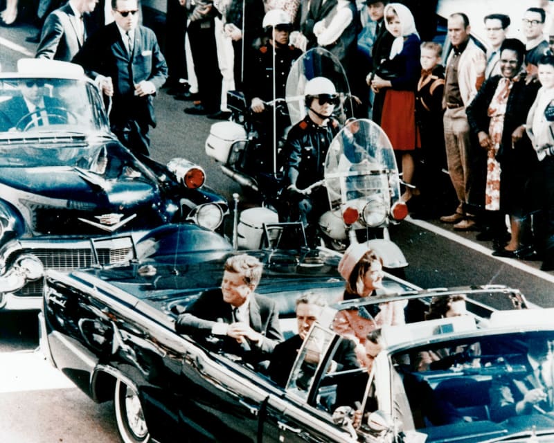 JFK s manželkou Jackie v limuzíně těsně před střelbou