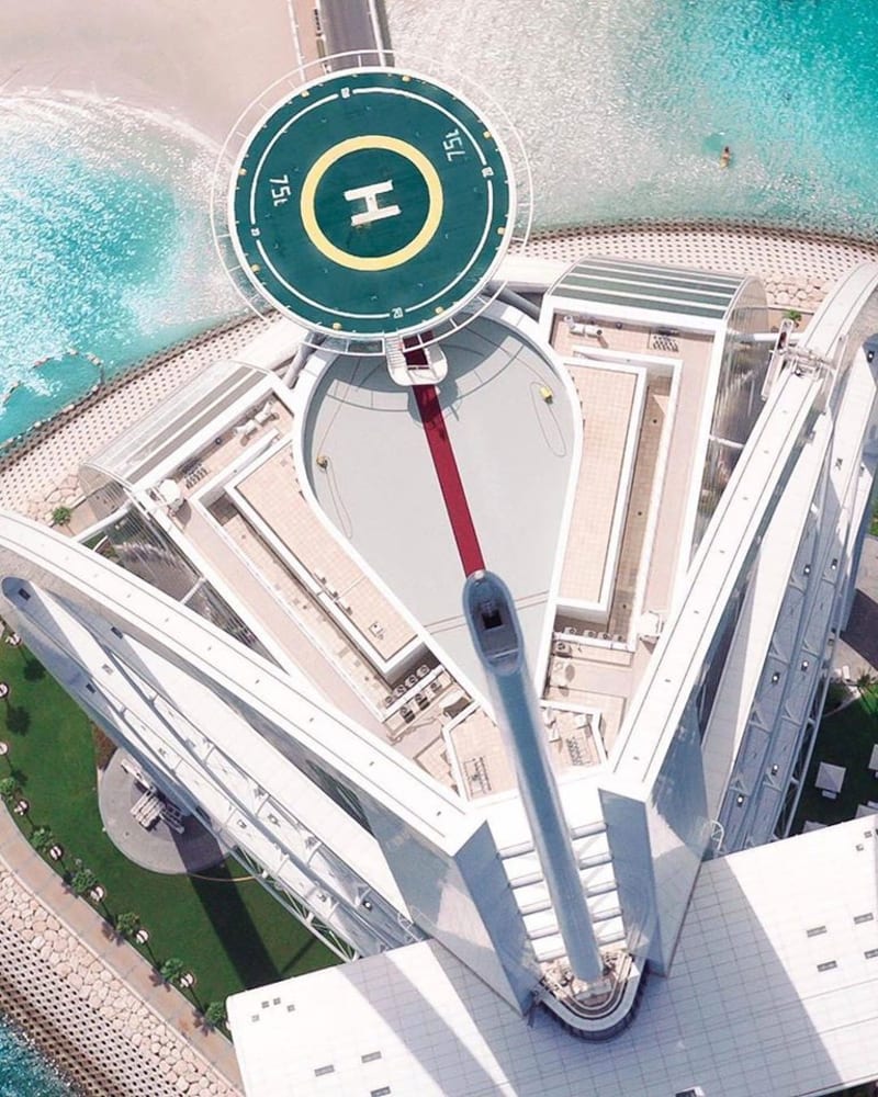 Slavný luxusní hotel Burdž al-Arab V Dubaji byl slavnostně otevřen 1. prosince 1999.