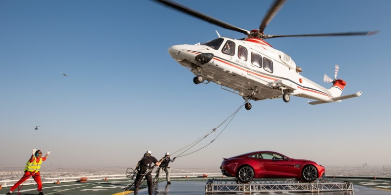 Heliport luxusního dubajského hotelu Burdž al-Arab už zažila hodně kuriózních návštěv. V roce 2013 si automobilka Aston Martin připomněla své 100. narozeniny v této zemi právě tak, že na vrchol nechal dopravit jeden ze svých vozů s cenou 190 tisíc USD.