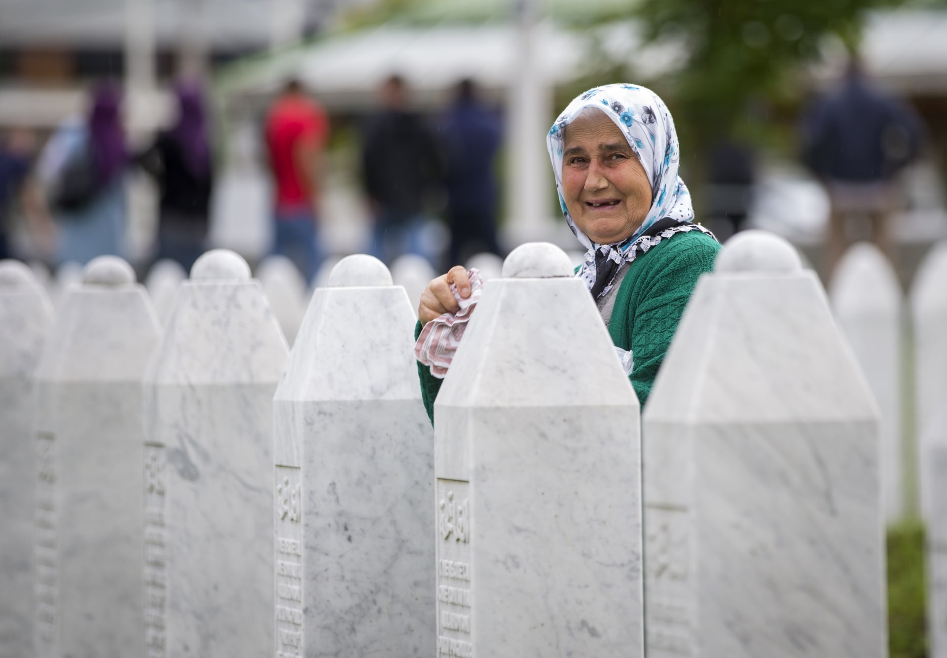 Pozůstalá u hrobu obětí Srebrenického masakru.