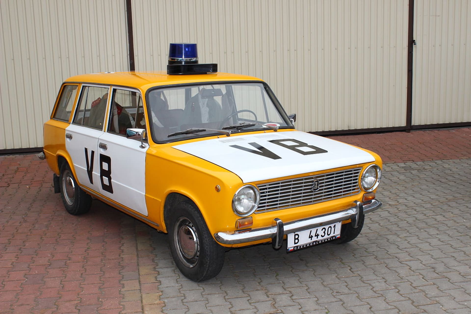 Automobil Lada 1200 Combi v barvách Veřejné bezpečnosti v muzeu socialistických vozů v Kozovazech.