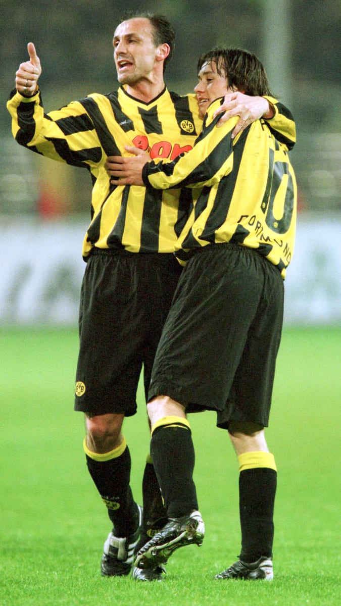 Jürgen Kohler a jeho druhý syn Tomáš Rosický (vpravo) se radují z gólu při společném působení v německém klubu Borussia Dortmund.