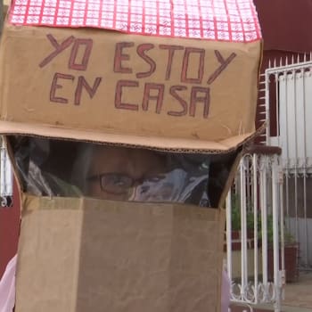 Osmdesáti dvou letá Feridia Rojasová, chodí na procházky po Havaně ve vlastnoručně vyrobené ochraně proti koronaviru – domečku z krabice. 
