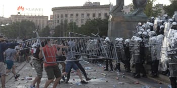 V Srbsku zřejmě zákaz vycházení nebude, násilné protesty přesto pokračovaly dál