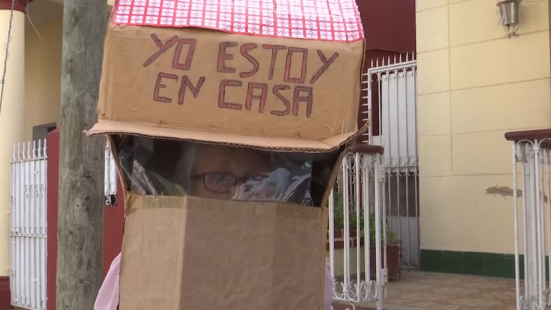 Osmdesáti dvou letá Feridia Rojasová, chodí po Havaně ve vlastnoručně vyrobené ochraně proti koronaviru - domečku z krabice.