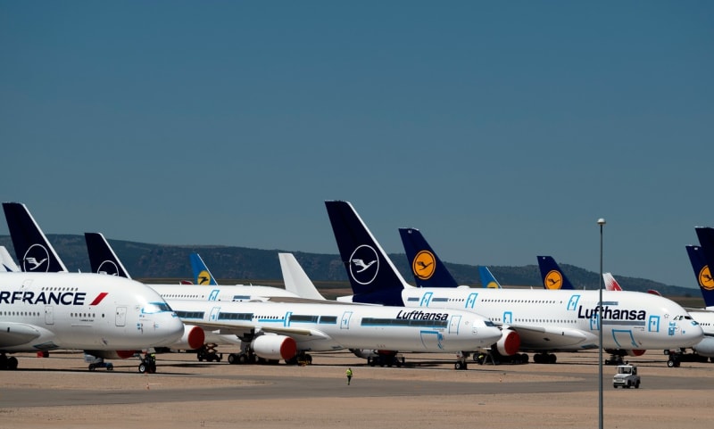 Především letadla velkých aerolinek jako německé Lufthansy či Air France zamířila k „uzemnění“ do Španělska.