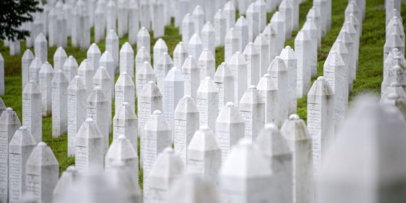 Památník obětí masakru s jejich pohřebištěm je nedaleko Srebrenice v Potočari.