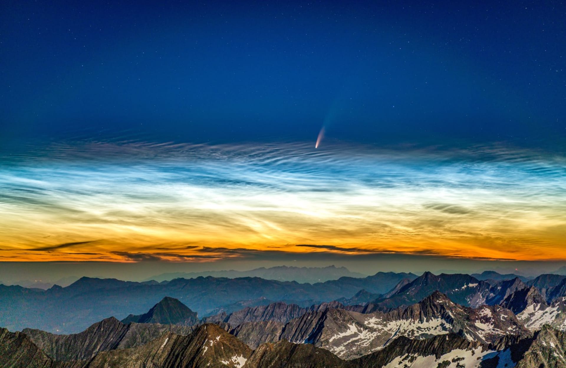 Kometa Neowise nad horou Hochfeiler v italských jihotyrolských  alpách (8. července 2020)