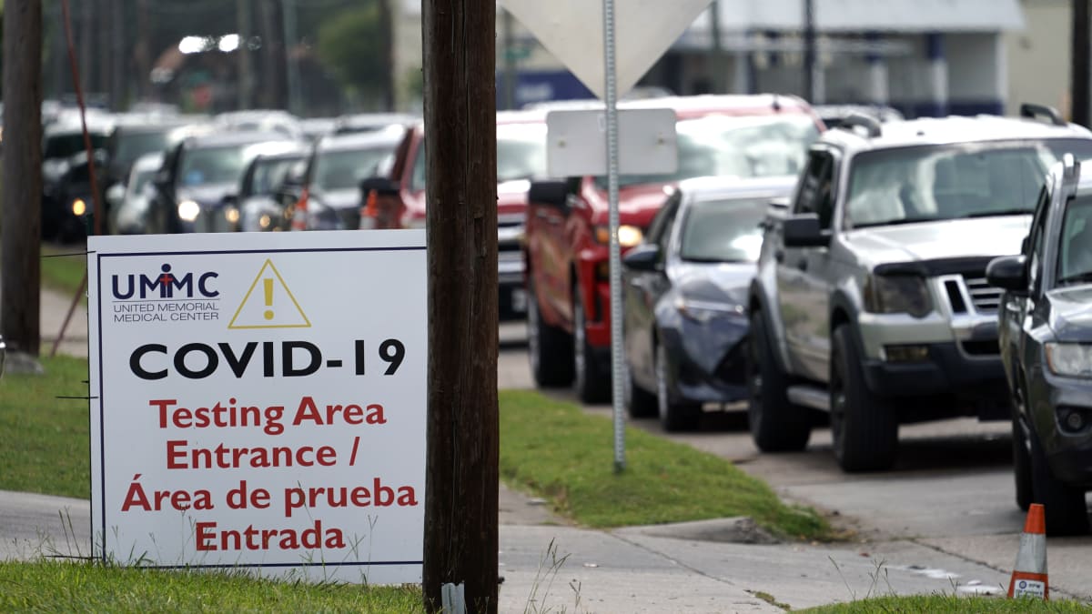 V Texasu, jednom z nejpostiženějších amerických států, čekají lidé na testy přímo ve svých autech