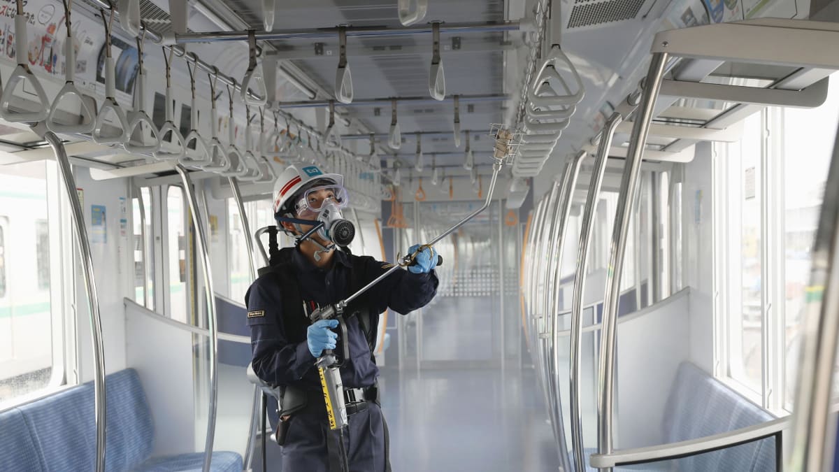 Pracovník dezinfikuje vagón tokijského metra. Nově k tomu bude používat také postřik z nanočástic stříbra.