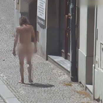 V centru Jihlavy se potuloval nahý muž