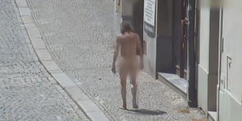 V centru Jihlavy se potuloval nahý muž. Zkrotit ho museli až strážníci a záchranka