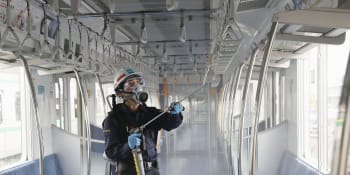 V tokijském metru budou proti koronaviru používat stříbro. Budou ho rozprašovat ve vagónech