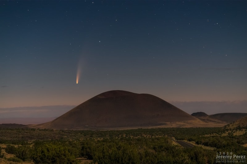 Kometa na snímku se sopkou Merriam Crater v Arizoně