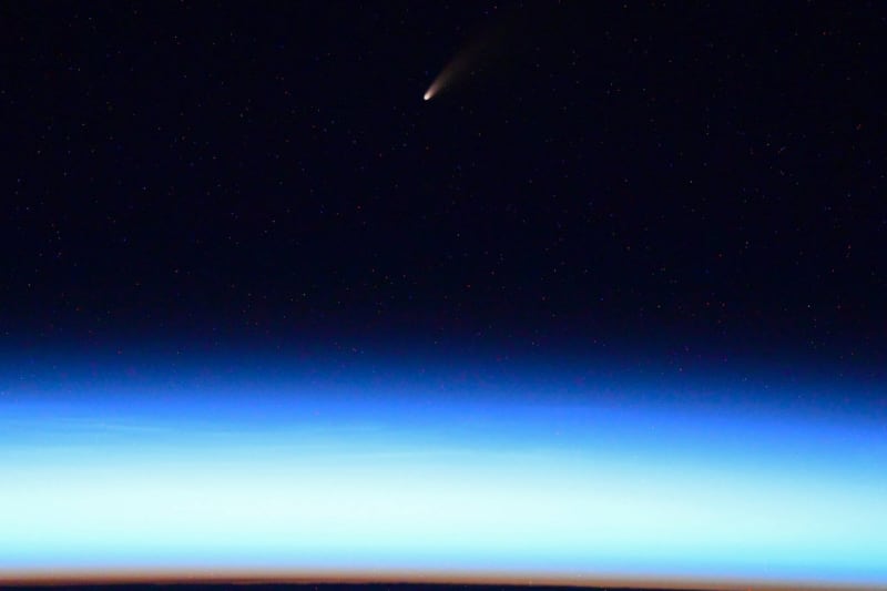Kometa Neowise pohledem z Mezinárodní vesmírné stanice (ISS)