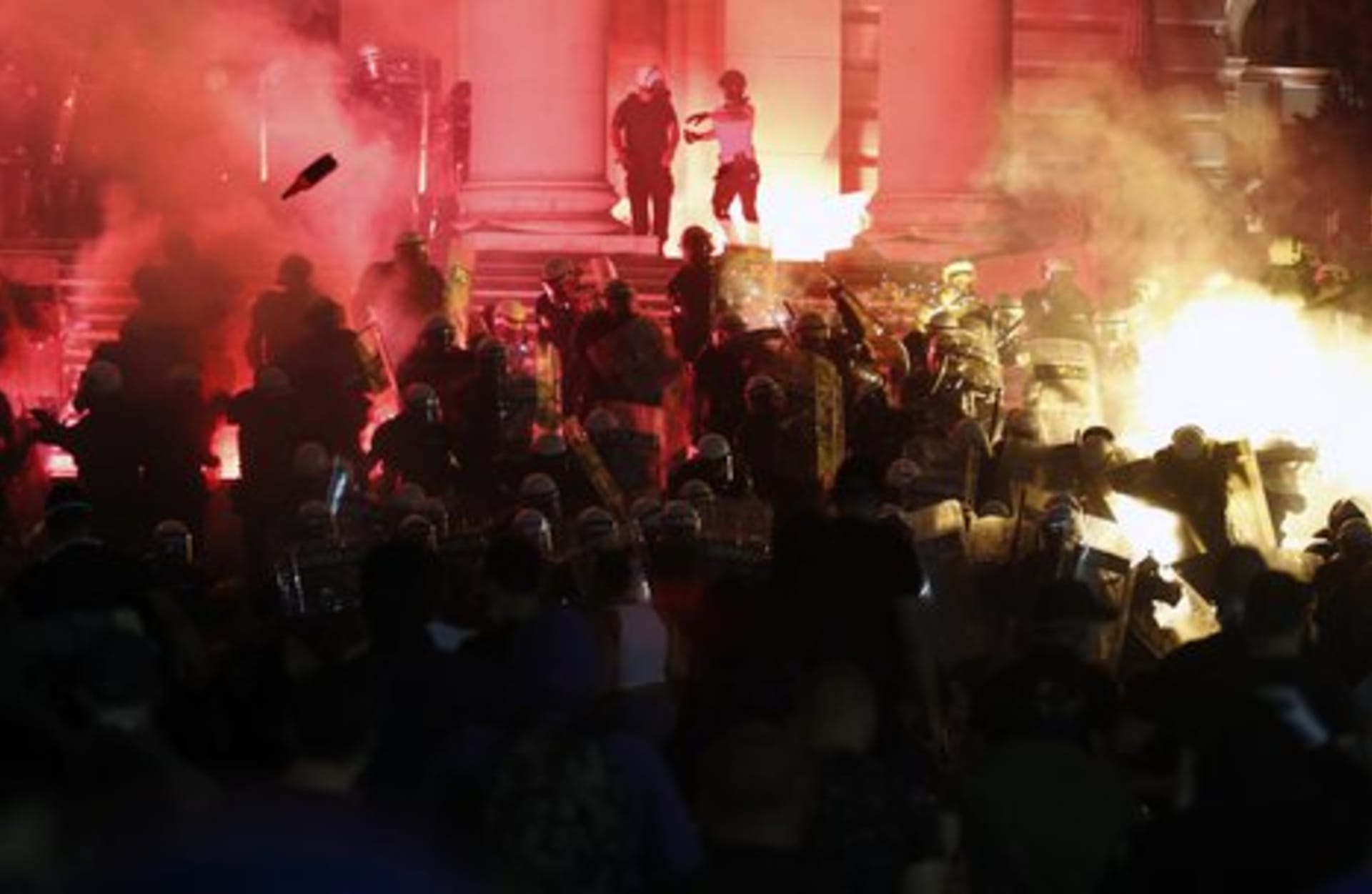 Srbská policie se podle mnoha videí nebojí tvrdě zakročit proti demonstrantům