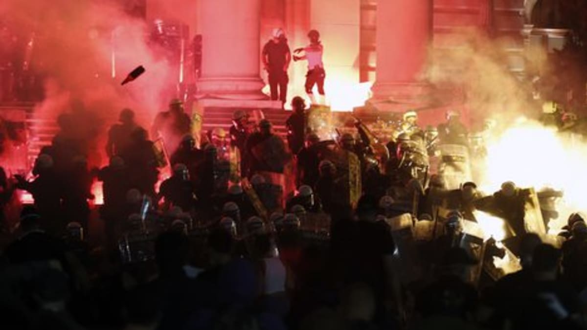 Srbská policie se podle mnoha videí nebojí tvrdě zakročit proti demonstrantům