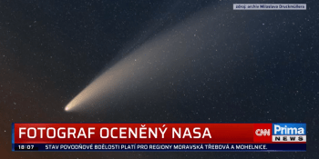Čech zachytil kometu na noční obloze. NASA snímek zvolila za fotografii dne