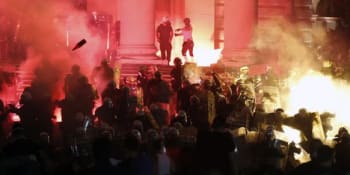 VIDEO: Při protestech v Srbsku policie brutálně napadala demonstranty