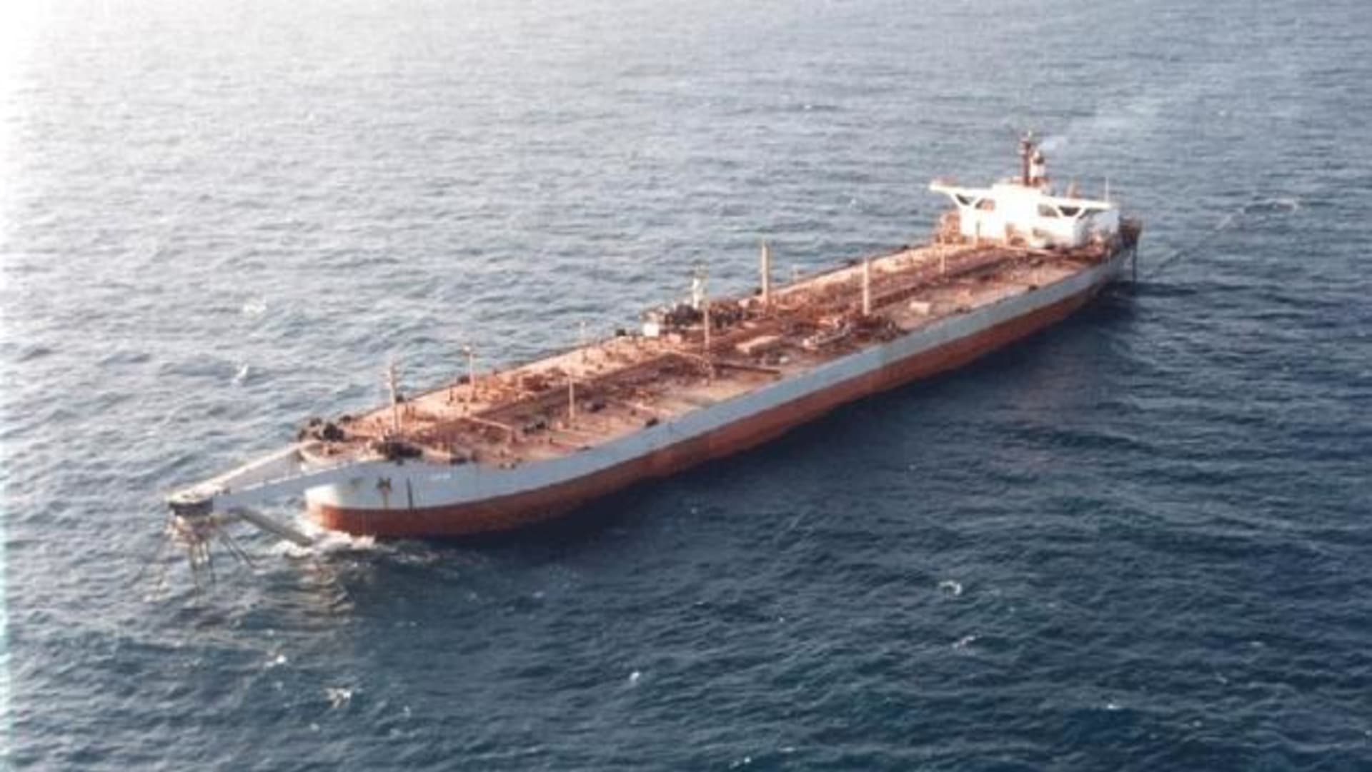 Opuštěný ropný tanker u pobřeží Jemenu má trhlinu